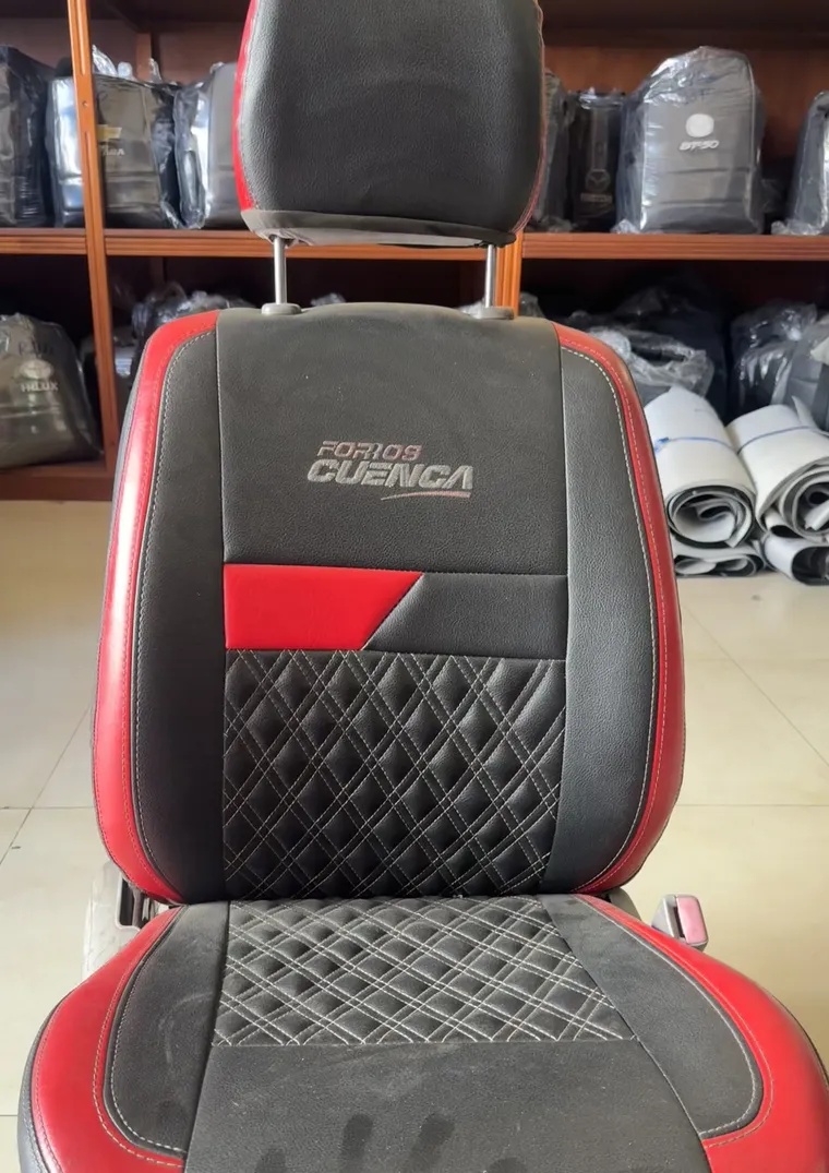 Asiento de exhibición de Forros Cuenca en cuero negro con rojo, capitoné de rombos y logo bordado